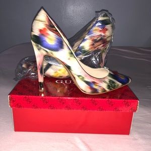 NEW NEVER WORN Guess Babbitta Pointed Toe Pumps